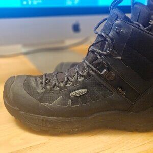 Keen Revel mid polar boots